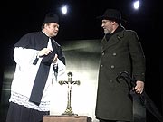 Neuer Brandner Kaspar feiertte fulminante Uraufführung im Münchner Künstlerhaus